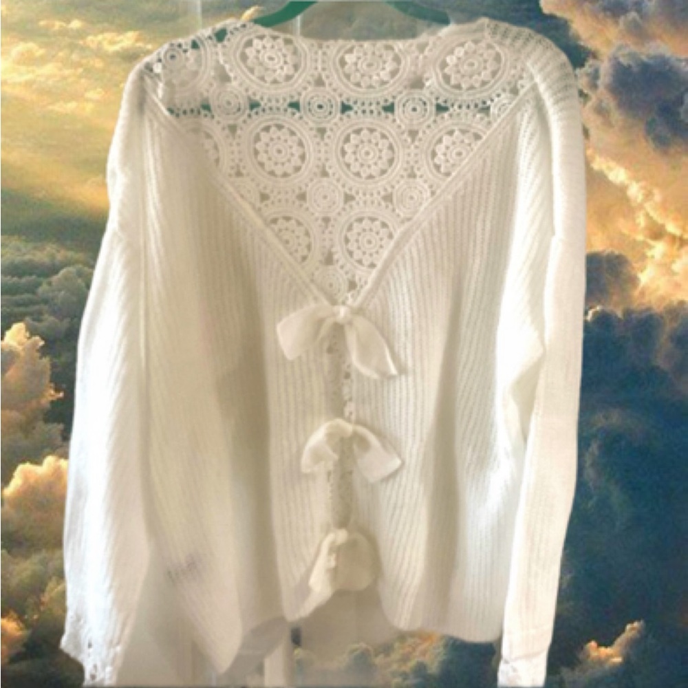 Comfy Oversized White sweater. Bow & Lace Details. Size L never worn. See pics!
